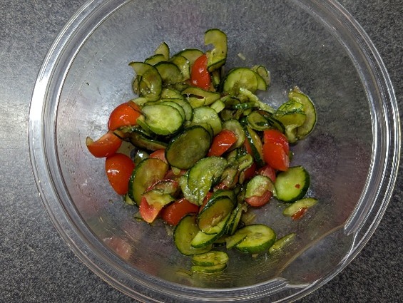 野菜と調味料を混ぜ合わせる