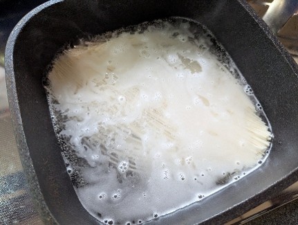 素麺を茹でて水で洗い、お皿に盛る