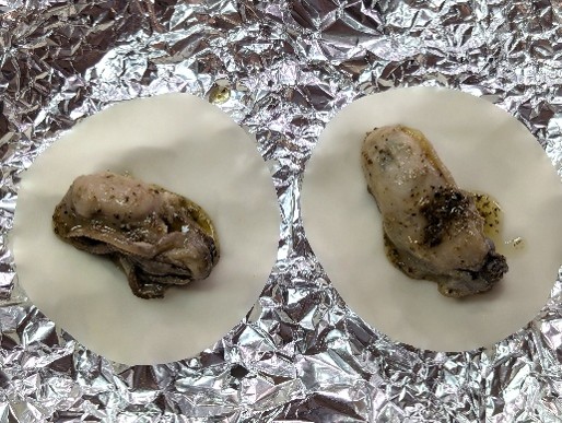 餃子の皮に牡蠣の米油漬けをのせる