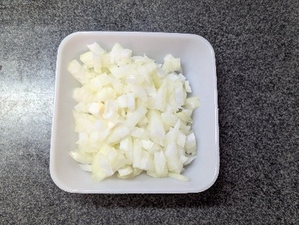 玉ねぎをみじん切りにする