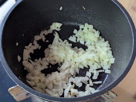 玉ねぎを炒める