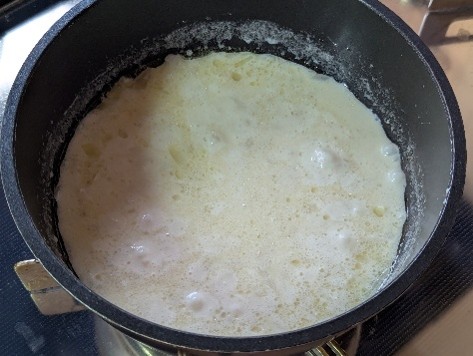材料を加えて煮込む