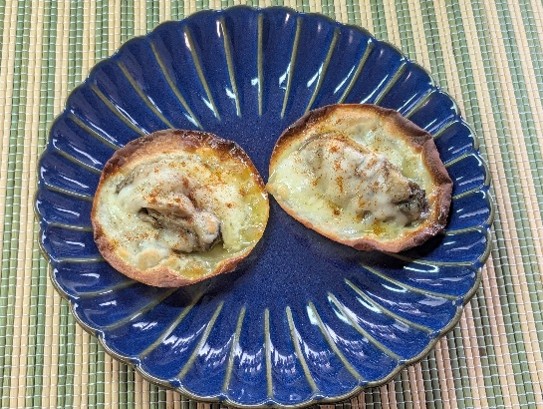 「牡蠣の米油漬け」のサクッと餃子の皮ピザ