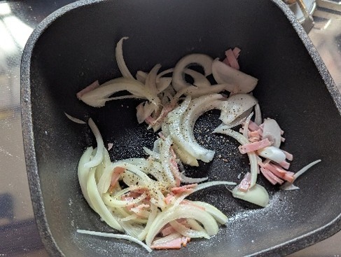 玉ねぎとベーコンを炒める