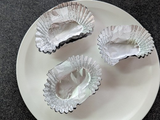 アルミカップに食用油を塗る