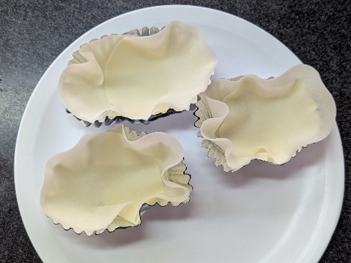 アルミカップに餃子の皮を敷く
