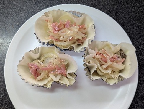 餃子の皮に牡蠣と具材をのせる