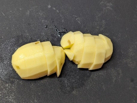 じゃがいもの皮を剥いて切る